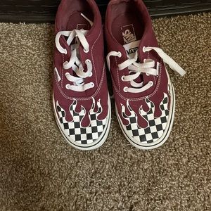 Worn a few times they are a Youth size 4. Women size 7-7.5 can wear these.